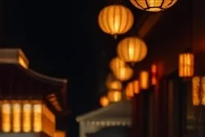 《旧城信号》年代剧封面，老式收音机与窗棂